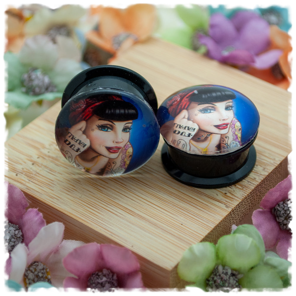 Plugs 20 mm Rockabilly mit Tattoos und schwarzen Haaren