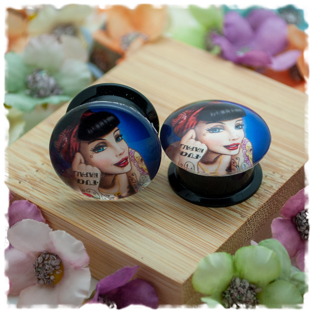 Plugs 18 mm Rockabilly mit Tattoos und schwarzen Haaren