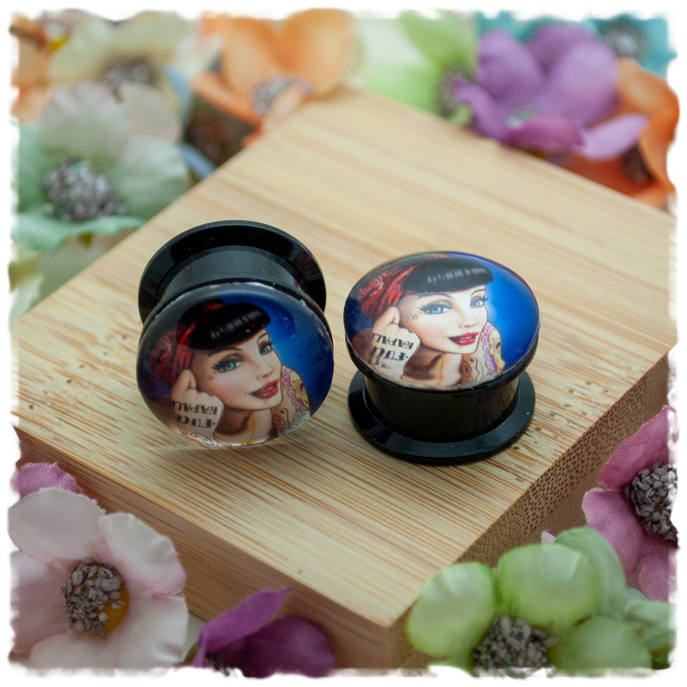 Plugs 16 mm Rockabilly mit Tattoos und schwarzen Haaren