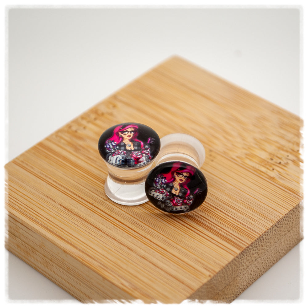 Plugs 10 mm Tattoogirl mit pinken Haaren