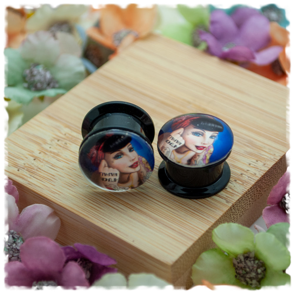 Plugs 14 mm Rockabilly mit Tattoos und schwarzen Haaren