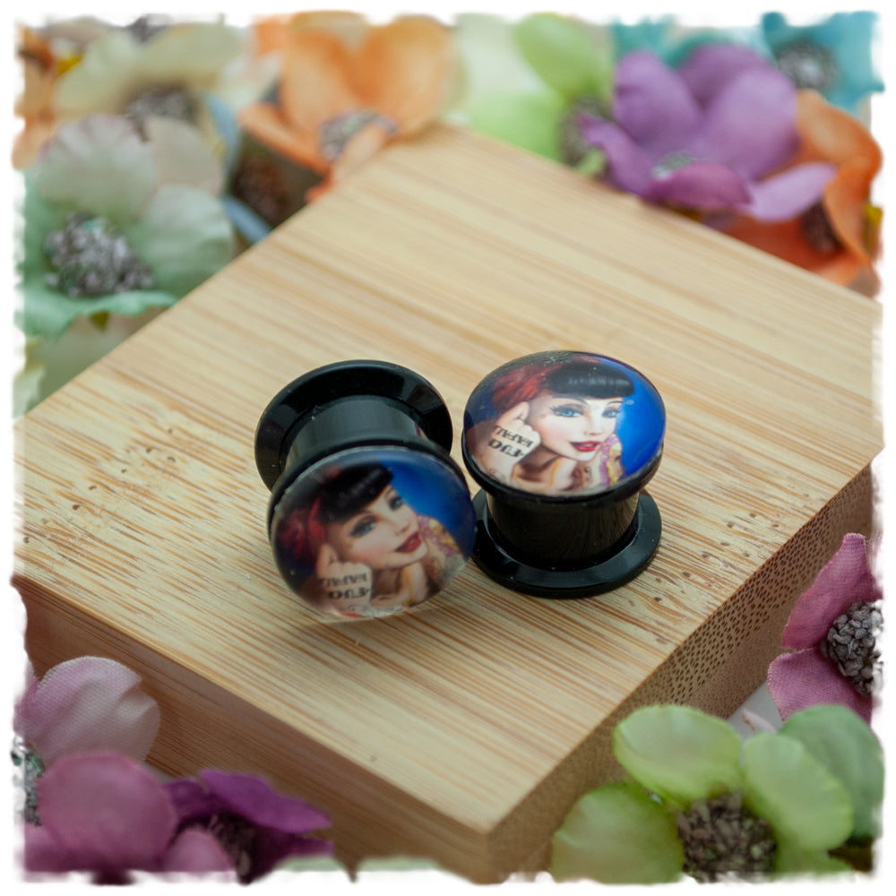 Plugs 12 mm Rockabilly mit Tattoos und schwarzen Haaren