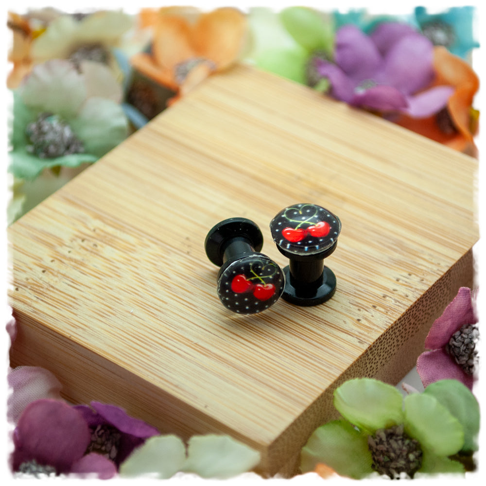 Plugs 5 mm schwarz mit weißen Punkten und Kirschen